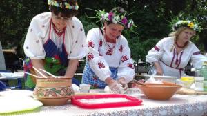 В Запорожье посреди площади варят вареники и казацкий кулиш