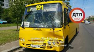 В Киеве столкнулись две маршрутки: пострадало 6 человек (ФОТО)
