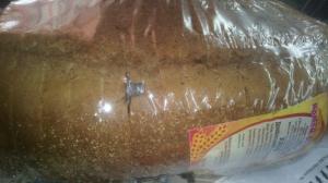 В Запорожской области в «Донбасском» хлебе нашли металлическую деталь