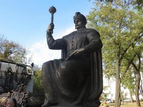 «Война с памятниками» перекинулась на «украинских героев»