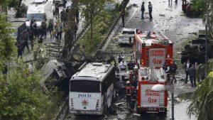 Рядом с автобусной остановкой в Стамбуле произошел взрыв