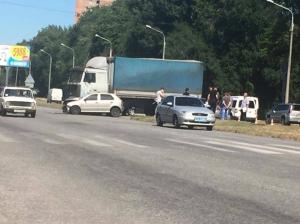 В Запорожье грузовик с легковушкой «не протиснулись» в поворот (ФОТОфакт)