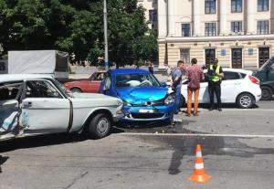 В центре Запорожья столкнулись три авто: есть пострадавшие (ФОТО)