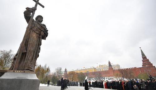 В Москве патриарх Кирилл и Путин открыли памятник князю Владимиру