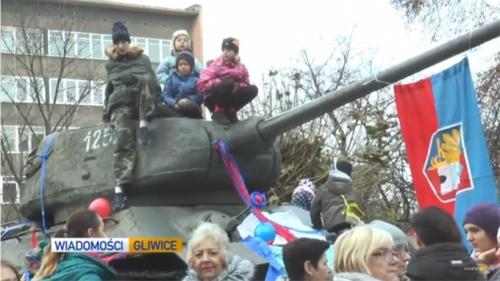 Жители польского города вышли на пикет в защиту советского танка Т-34