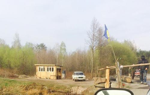 Боевики Янтарной республики выставили свои блок-посты со шлагбаумами