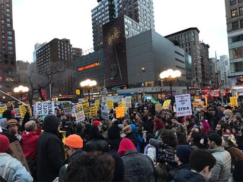 В Нью-Йорке прошли акции протеста против ракетного удара США по Сирии