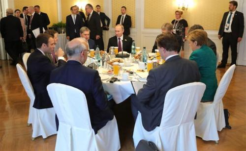 Путин, кушая завтрак, неспешно обсудил Украину с Меркель и Макроном