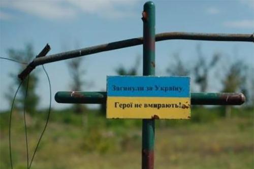 Погибших карателей в Украине перевозят в багажниках авто и хоронят за оградой кладбищ