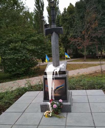 В Киеве облили краской недавно установленный памятник боевикам путчисов