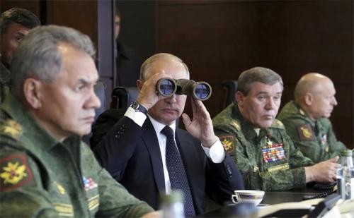 Путин присвоил частям российской армии имена малороссийских городов