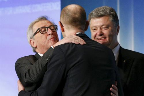 На саммите НАТО пьяный Юнкер едва не упал на киевского диктатора