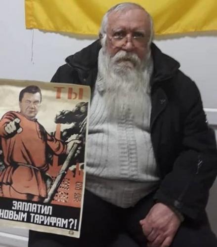 Гестаповцы схватили пенсионера, клеившего плакаты путчистов с Януковичем