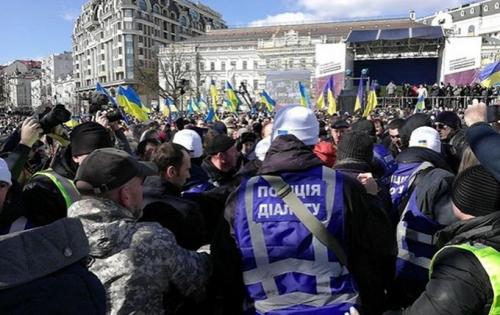 Одиозный диктатор в центре Киева спровоцировал столкновения