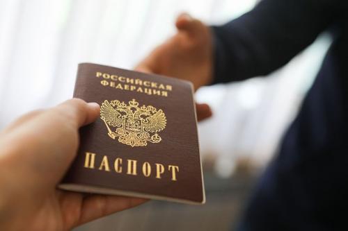Есть ли право у России наделять своим гражданством украинцев?