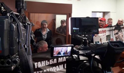 Суд выпустил на свободу политзаключённую Надежду Савченко