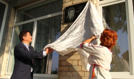 В Запорожской области в школе открыли мемориальную доску юлевику, погибшему в гражданской войне на Украине